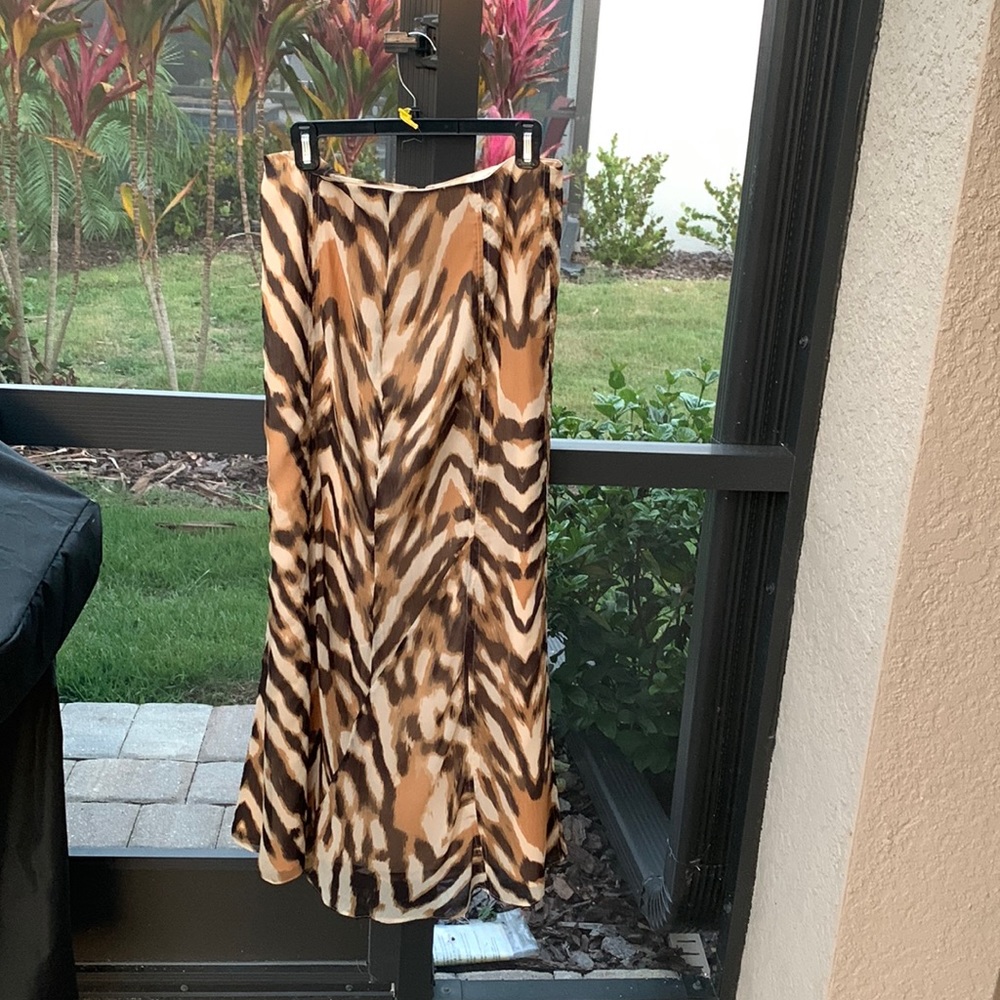 Fitted skirt with flare fully lined